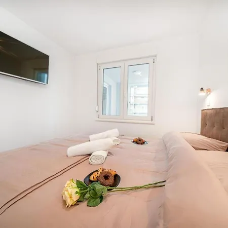 Luxury On The Main דירה
